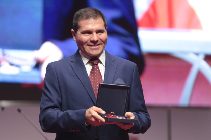 Alberto López recoge el premio en nombre de la Fundación Eusebio Sacristán. - ICAL