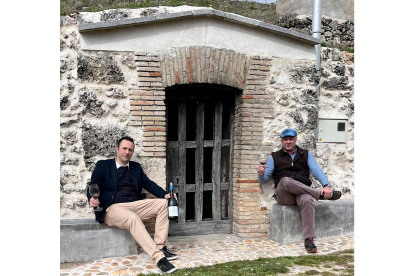 Mario Bergesio y Jorge Carrasco, a la puerta de una de las bodegas tradicionales de Valtiendas. /  E.M.