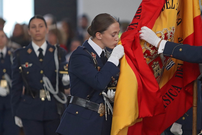 Festividad de la Virgen de Loreto, patrona del Ejército del Aire y del Espacio, presididos por el coronel director Ignacio de Dompablo Ferrándiz.- ICAL