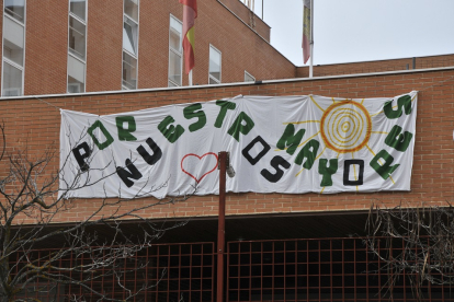 Pancarta instalada ayer por los trabajadores de Los Royales en la fachada del centro. VALENTÍN GUISANDE