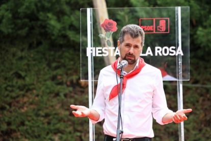 El secretario general del PSOE de Castilla y León, Luis Tudanca, en el acto de la Fiesta de la Rosa del PSOE de León. - EUROPA PRESS