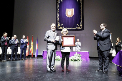 Acto de entrega de la Medalla de Oro de la Ciudad de Ávila a la AECC,  A. GARCíA