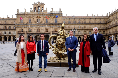 El alcalde, Carlos García Carbayo, y el artista Xu Hongfei, inauguran una nueva escultura en la Plaza Mayor. Jesús Formigo / ICAL.