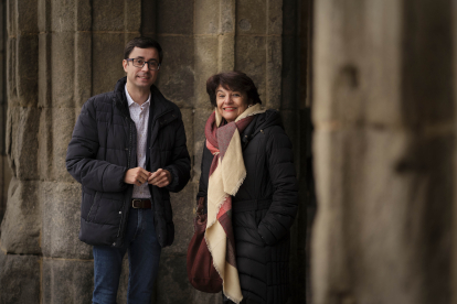 José Luis Mateos y Soledad Murillo, en los soportales de la plaza Mayor de Salamanca. ENRIQUE CARRASCAL