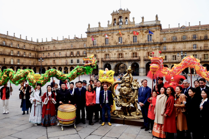 El alcalde, Carlos García Carbayo, y el artista Xu Hongfei, inauguran una nueva escultura en la Plaza Mayor. Jesús Formigo / ICAL.