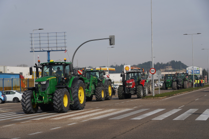 Columna de tractores en Valladolid. -ICAL