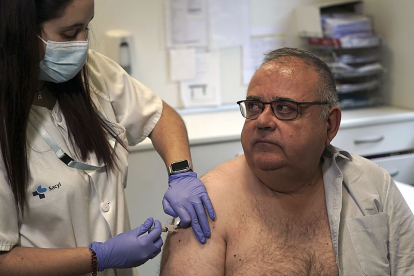 El consejero de Sanidad, Alejandro Vázquez, recibe la vacuna antigripal en el marco de la campaña autonómica 2023. ICAL