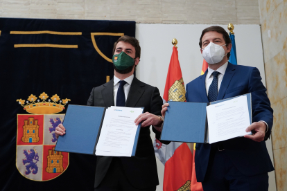 Juan García-Gallardo y Alfonso Fernández Mañueco, en marzo del año pasado cuando firmaban el pacto de gobierno. ICAL