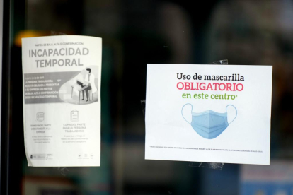 Carteles que recuerdan el uso obligatorio de la mascarilla en la entrada de un centro de salud. PHOTOGENIC