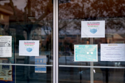 Carteles que recuerdan el uso obligatorio de la mascarilla en la entrada de un centro de salud. PHOTOGENIC