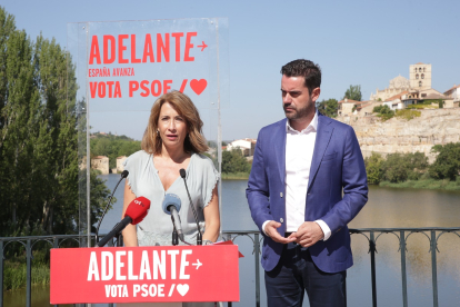 Raquel Sánchez y Antidio Fagúndez durante el acto político del PSOE en Zamora.- ICAL