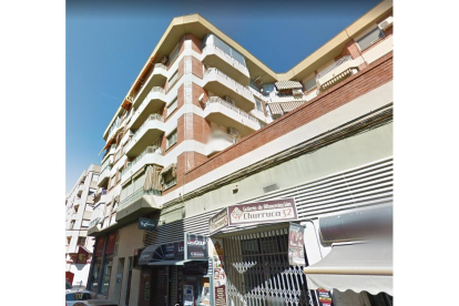 La vivienda se sitúa en la segunda planta de este edificio de la calle Arquitecto Morell de Alicante. - GRS