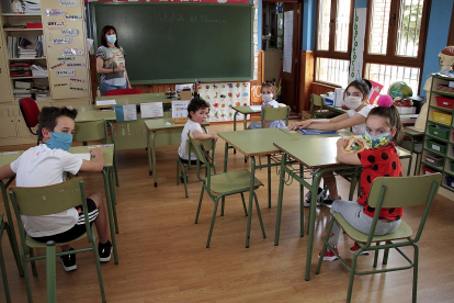 Alumnos de la localidad leonesa de Valcabado del Páramo en las aulas. ICAL