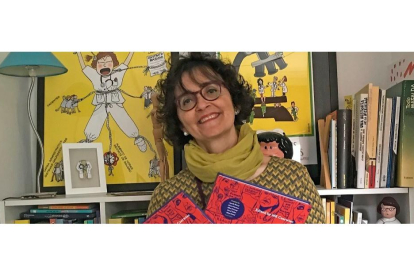 La médica e ilustradora vallisoletana Mónica Lalanda, sostiene un ejemplar del libro distinguido por The New York Times. / Imágenes cedidas por Mónica Lalanda.