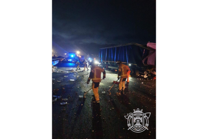Accidente entre tres camiones en la A-231, pk.157, sentido Burgos. -BOMBEROS AYUNTAMIENTO BURGOS