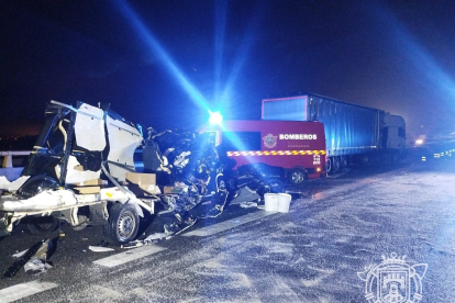 Accidente entre tres camiones en la A-231, pk.157, sentido Burgos. -BOMBEROS AYUNTAMIENTO BURGOS