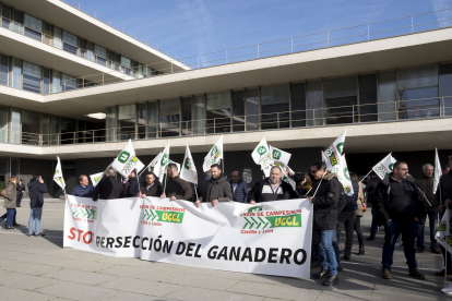 UCCL se manifiesta frente a la Junta en Salamanca. ICAL