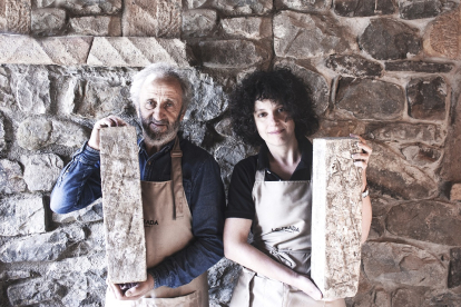 Sara y su padre Vicente Mateo, dos generaciones unidas por el amor por la tierra y el queso artesano.  / LA POSADA