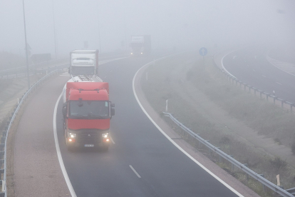 Circulación con niebla y cencellada en Ciudad Rodrigo (Salamanca).- ICAL