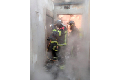 Los Bomberos de León sofocando un incendio en una vivienda de Saludes de Castroponce. -ICAL