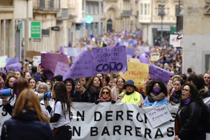 Unas diez mil personas participan en la manifestación por el día internacional de la mujer en Salamanca. DAVID ARRANZ