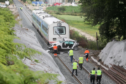 Vista del choque del tren a un coche en un paso a nivel en Lugo.- EUROPA PRESS