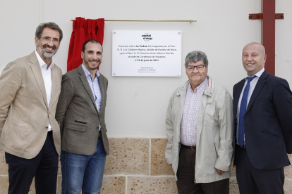 El presidente de Capital Energy, Juan Lasala, el director en Castilla y León, Víctor Fernández, junto a los alcaldes de los dos municipios palentinos. - ICAL