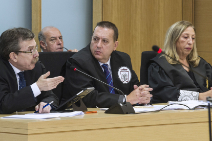 Los abogados de Roberto Hernández y Davinia Muñoz junto a la fiscal, ayer, en Burgos, en el TSJCyL (ISRAEL L. MURILLO)
