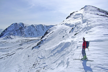 Un montañero cerca de la cumbre de Arcos del Agua.  / N.S.