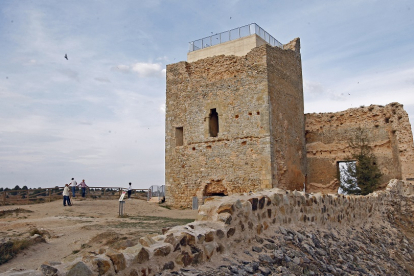 El castillo de Calatañazor, al igual que los cerros aledaños, brindan magníficas vistas sobre el entorno. Aunque ya muy dañado, aún recuerda su importancia. / HDS
