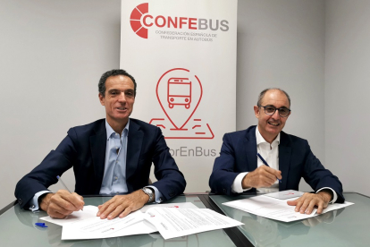El director general de Iberaval, Pedro Pisonero, y el presidente de CONFEBUS, Rafael Barbadillo, firman el acuerdo de colaboración. - ICAL