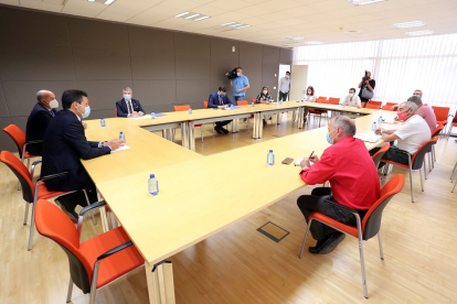 Los máximos representantes autonómicos de UGT, CCOO y Cecale se reunen con el portavoz del Partido Popular en las Cortes de Castilla y León, Raúl de la Hoz.- ICAL.