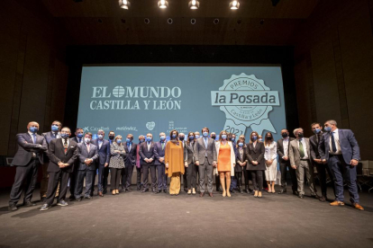 Foto de familia de los premios La Posada 2021. - PHOTOGENIC