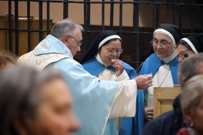 El alcalde José Antonio Díez, acompañado por la corporación municipal de León acude en procesión al convento de las Madres Concepcionistas.- ICAL