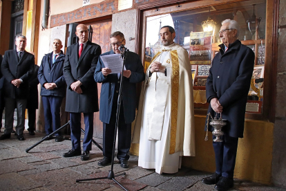 El alcalde José Antonio Díez, acompañado por la corporación municipal de León acude en procesión al convento de las Madres Concepcionistas.- ICAL