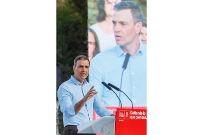 El secretario general del PSOE, Pedro Sánchez, junto al líder autonómico de los socialistas, Luis Tudanca, participa en el acto público de apoyo a Clara Martín para revalidar la Alcaldía de Segovia.- ICAL