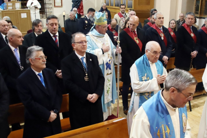 El alcalde José Antonio Díez, acompañado por la corporación municipal de León acude en procesión al convento de las Madres Concepcionistas.- ICAL