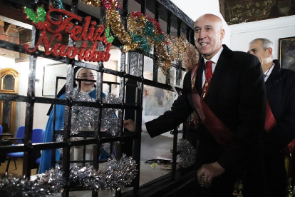 El alcalde José Antonio Díez, acompañado por la corporación municipal de León acude en procesión al convento de las Madres Concepcionistas.- ICAL