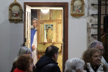 El alcalde José Antonio Díez, acompañado por la corporación municipal de León acude en procesión al convento de las Madres Concepcionistas.- ICAL