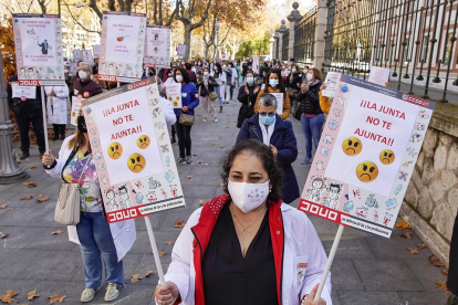 Profesionales se manifiestan frente a la Consejería de Sanidad, en Valladolid, contra el decreto de la Junta. J.M. LOSTAU