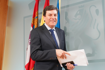 El portavoz de la Junta, Carlos Fernández Carriedo, comparece en rueda de prensa posterior al Consejo de Gobierno.- ICAL