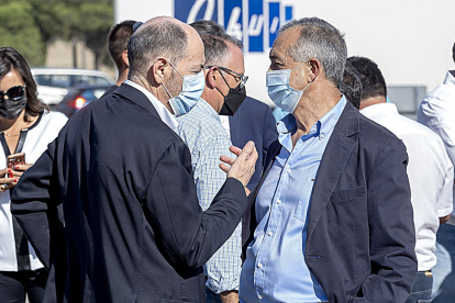Jesús Posadas y Justino Medrano conversan en el exterior de la planta de Acor en Olmedo ayer, minutos después del cierre de la votación. D. V.