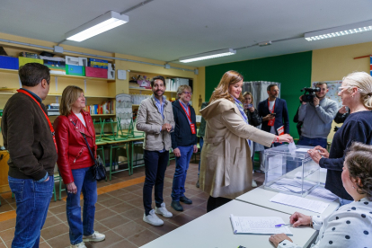 La alcaldesa y candidata del PSOE a la Alcaldía de Segovia, Clara Martín, ejerce su derecho a voto.- ICAL