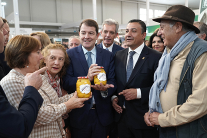El presidente de la Junta, Alfonso Fernández Mañueco, visita el expositor de Ávila durante la inauguración de la XXV edición de Intur, la Feria Internacional del Turismo de Interior. -ICAL