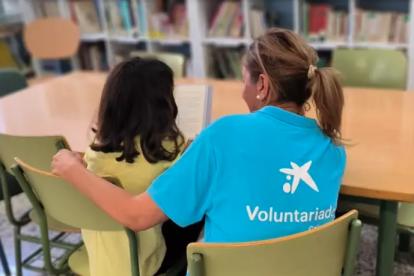 Voluntarios de Caixabank fomentan la lectura con el programa ‘Acompañamiento en la lectura’.- CAIXABANK
