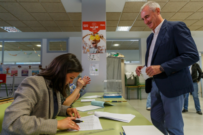 El candidato del PP a la Alcaldía de Segovia, José Mazarías, ejerce su derecho a voto.- ICAL
