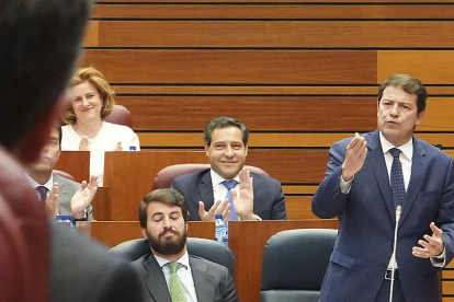 El presidente de la Junta, Alfonso Fernández Mañueco, se dirige al secretario autonómico del PSOE, Luis Tudanca, en el Pleno de este martes. ICAL