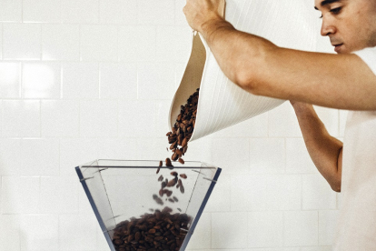 El chocolate ‘bean to bar’ controla todo el proceso desde el árbol. En la imagen,  habas de cacao, una materia prima que adquieren a pequeños agricultores.  / EL CARRUSEL