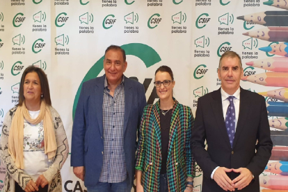 La presidenta del sector de Educación de CSIF Castilla y León, Isabel Madruga (segunda por la derecha), junto al investigador en innovación educativa José Antonio Fernández Bravo (tercero por la derecha), en el espacio La Granja de Valladolid. -EP