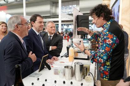 El presidente de la Junta, Alfonso Fernández Mañueco, visita el expositor de Burgos durante la inauguración de la XXV edición de Intur, la Feria Internacional del Turismo de Interior. -ICAL